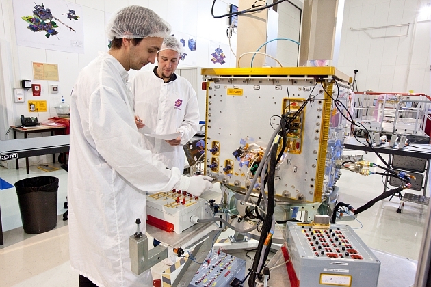 Equipe industrielle ALTEN/SOTEREM en salle blanche devant la plateforme du satellite TARANIS.